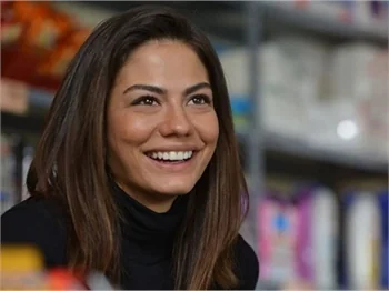 Demet Özdemir'in transparan elbisesi olay oldu!