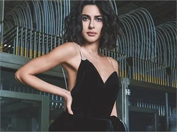 Nesrin Cavadzade'den şahane poz!