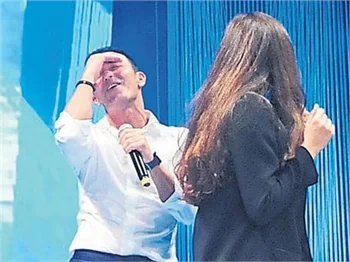 Mustafa Sandal öptü, sarıldı, dans etti!