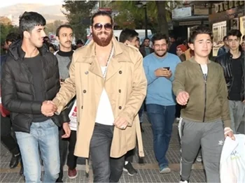 Can Yaman'a büyük ilgi! Sokakta yürüyemedi!