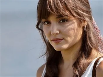 Hande Erçel eleştiri yağmuruna tutuldu!