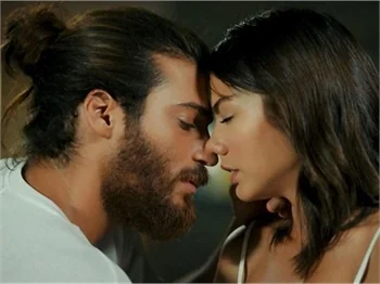 Can Yaman, Demet Özdemir'le aşk yaşadığını itiraf etti!