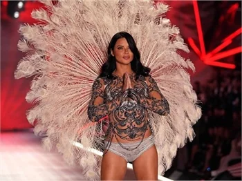 Adriana Lima o Türk'ü hala unutamamış!