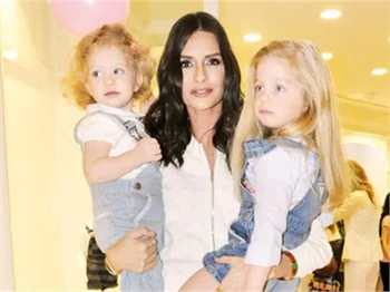 Yasemin Özilhan'ın kızları da modaya düşkün!