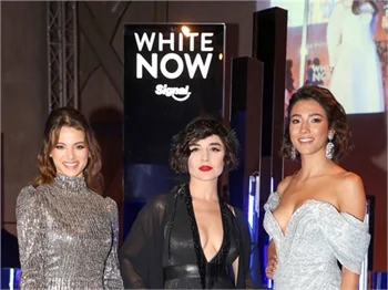Ödül törenine Aybüke Pusat damgası! Dekoltesi olay oldu!