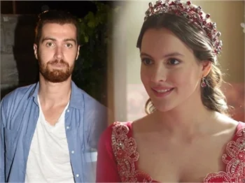 Oğulcan Engin ve Leyla Feray samimi bir şekilde...