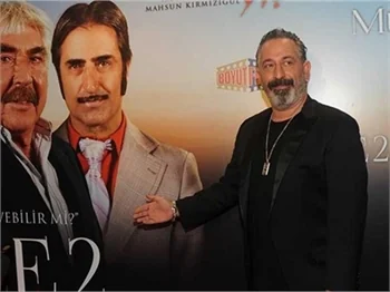 Cem Yılmaz ve hayalet sevgilisi film galasında!