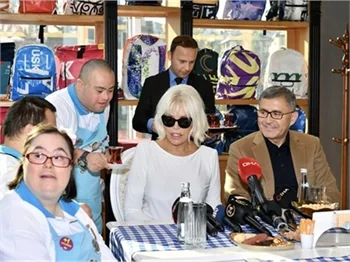 Ajda Pekkan, down sendromlu gençlerle buluştu!
