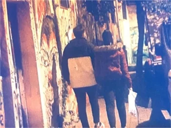 Cihangir sokaklarında el ele yakalandı, "setten arkadaşım" dedi!