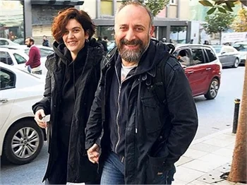 Bergüzar Korel ve Halit Ergenç tasarrufa gitti!