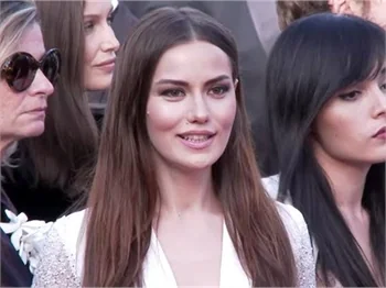 Fahriye Evcen'i yıkan haber! Zor sakinleştirildi!