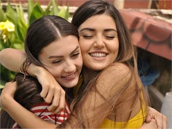 Hande Erçel ile Burcu Özberk’in eğlenceli anları...