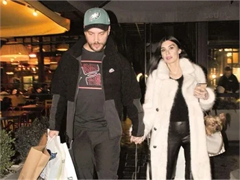 "El ele çekemezsiniz" diyen Sinan Akçıl ve Burcu Kıratlı el ele görüntülendi!