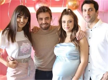Hande Erçel'in ablası doğum yaptı!