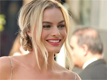 Margot Robbie ülkesi için yardım topluyor!