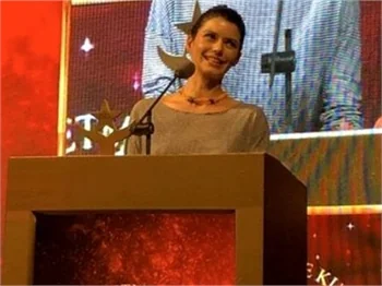 Beren Saat'ten alkışlanan konuşma!
