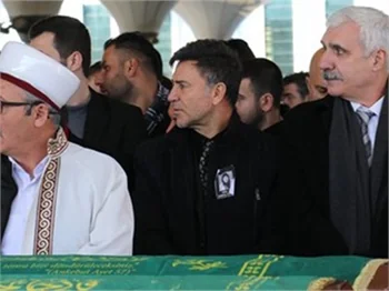 Ünlü şarkıcı İzzet Yıldızhan annesini toprağa verdi!