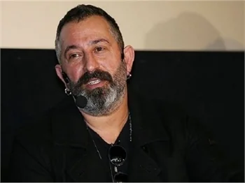 Cem Yılmaz'ın o sözlerine ünlü şarkıcıdan yanıt geldi!