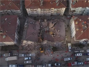 Ünlü isimlerin deprem sonrası paylaşımları!