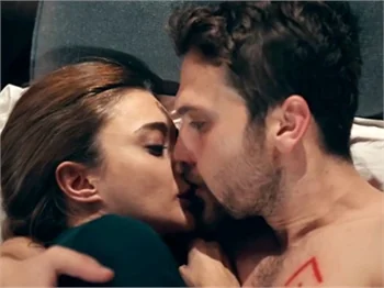 'Çukur'da olay öpücük! Şoke etti!