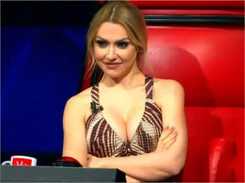 Hadise'nin dekolteli elbisesi nefes kesti!
