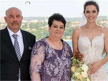 Fahriye Evcen'in acı günü! Babasını kaybetti!