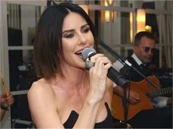 Defne Samyeli muhabirin ayağını ezdi!