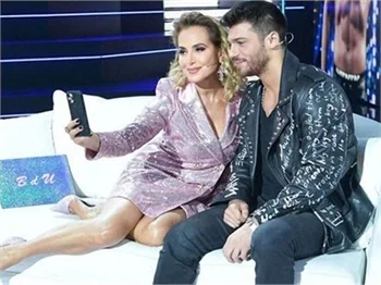Can Yaman'dan birlikte yaşamak isteyen sunucuya...