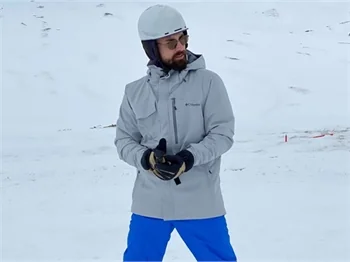 “Zümrüdüanka”nın Serhat'ı set arası kayak keyfi yaptı!