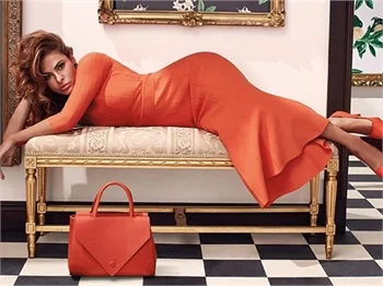 Eva Mendes piyano müziği eşliğinde cam sildi