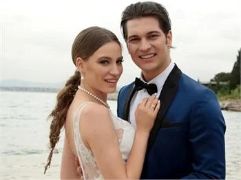 Serenay Sarıkaya 'geri döndük' dedi, sosyal medyayı salladı!
