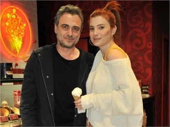 Feyza Çıpa'dan 'Yıkılmadım ayaktayım' pozu!