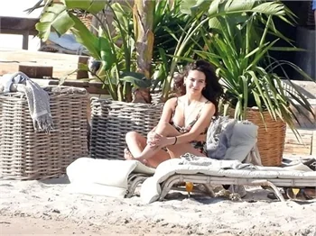 Ebru Şahin plaja indi!