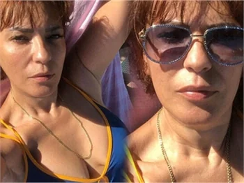Yeşim Salkım'dan bikinili paylaşım! "Evet sarkmışım..."