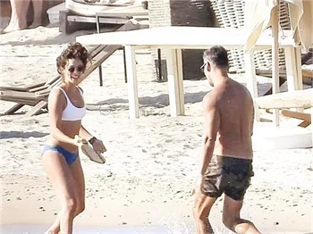 Özge Özpirinçci bikinisini plajda değiştirdi!