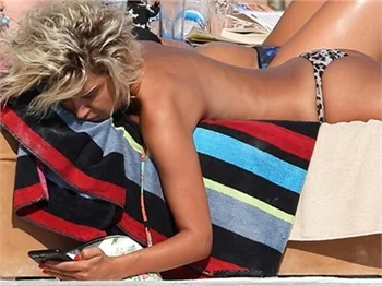 Hande Katipoğlu, Bodrum'da sere serpe...