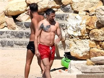 İlhan Mansız tek başına Çeşme tatilinde!