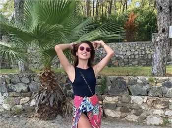 Zehra Yılmaz soluğu Ege sahillerinde aldı!