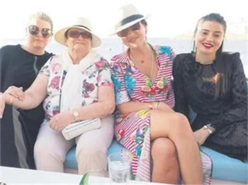 Abladan Hadise'ye olay sözler: "Konuşursam Türkiye’ye adım atamazlar!"