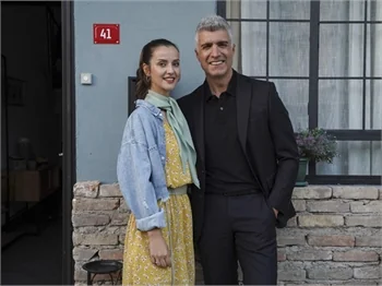 Özcan Deniz ve İrem Helvacıoğlu yan yana!