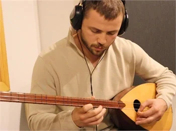 Tolga Sarıtaş hem çaldı hem söyledi!