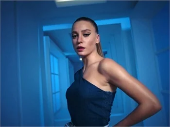 Serenay Sarıkaya selülit için masaj yaptırıyor!