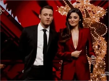 Kerem Bürsin, Hande Erçel'i görünce şarkıyı yarım bıraktı!
