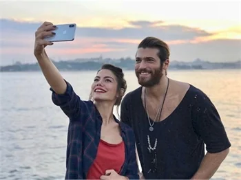 Can Yaman, Demet Özdemir'i sildi!