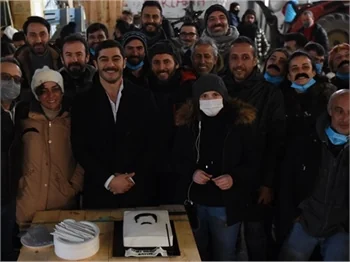 'Maraşlı' setinde Burak Deniz'e doğum günü sürprizi!
