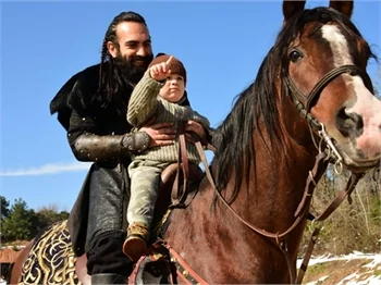 Buğra Gülsoy'a sette büyük sürpriz!