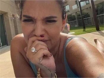 Demet Akalın'dan Dubai'de 'tektaş' pozu!