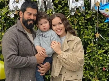Fahriye Evcen ile Burak Özçivit'ten Karan'a doğum günü kutlaması!