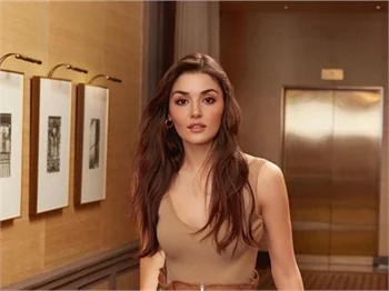 Hande Erçel yeni pozlarıyla dikkat çekti!