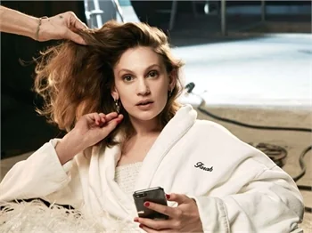 Farah Zeynep Abdullah'ın imzalı fotoğraf tribi